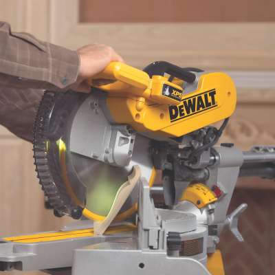 Пила торцовочная DeWalt DW 713 XPS