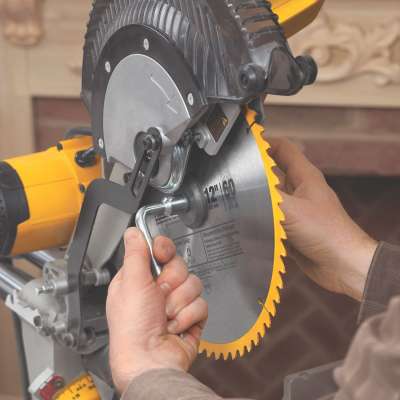 Пила торцовочная DeWalt DWS 780